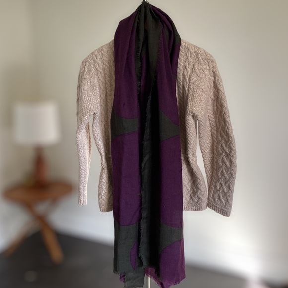 Large 100% wool scarf / shawl/ wrap - Picture 3 of 7